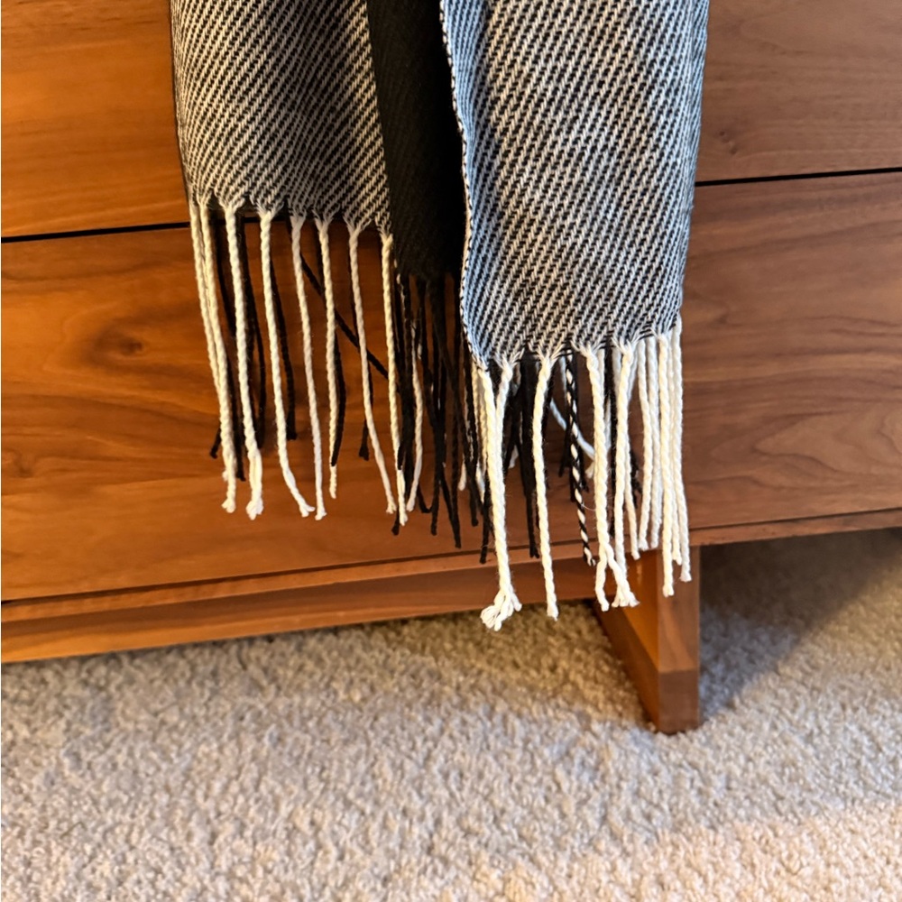 Amazon Black and White Plaid Scarf - Picture 4 of 8